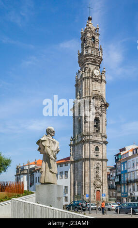 Portugal, Region Norte, Porto, Statue von António Ferreira Gomes der ehemalige Bischof von Porto gegenüber der monumentale barocke Glocke Turm von Clérigos Churc Stockfoto
