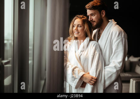 Paar entspannende im Bademantel Wellness Wochenende Stockfoto