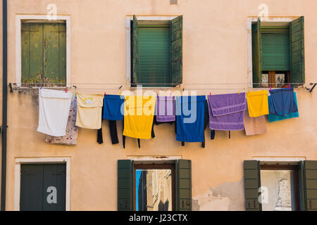 Wäsche hängt aus einem typischen venezianischen Fassade, Italien Stockfoto