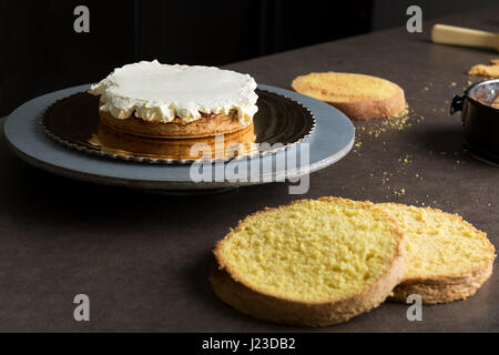 Köstliche Kuchen mit Buttercreme gefüllt und mit Zuckerguss dekoriert Stockfoto