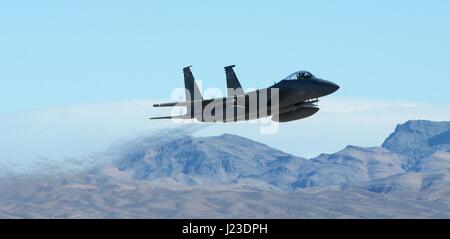 Ein Kampfflugzeug der US Air Force f-15 Eagle fliegt über die Nellis Air Force Base während des Trainings rote Fahne 21. Januar 2017 in Las Vegas, Nevada.    (Foto von William J. Buchanan sich über Planetpix der Air National Guard) Stockfoto