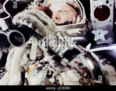 NASA-Astronaut John Glenn verwendet Fernglas die Erde durch das Fenster der Mercury-Atlas 6 Satelliten während der Mission Friendship 7 20. Februar 1962 in der Erdumlaufbahn anzusehen.    (Foto von der NASA über Planetpix) Stockfoto