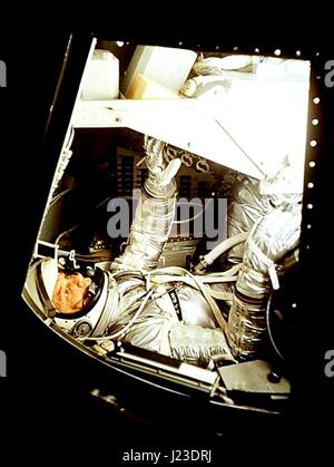 NASA-Mercury-Atlas 6 Friendship 7 Mission prime Crew Astronaut John Glenn im Verfahren Trainer in Vorbereitung für Flug auf der Cape Canaveral Air Force Station Januar 1962 in Cape Canaveral, Florida Züge.    (Foto von der NASA über Planetpix) Stockfoto