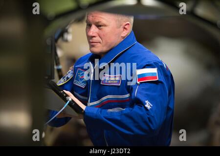 NASA-Expedition 50 erstklassige Crew Mitglied russische Kosmonaut Oleg Novitskiy von Roskosmos arbeitet auf der internationalen Raumstation ISS in einem Flugoverall 26. Dezember 2016 in der Erdumlaufbahn.    (Foto: NASA /NASA über Planetpix) Stockfoto