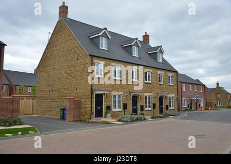 Goldings Road, eine Taylor Wimpey Entwicklung im Norden Oxfordshire Dorf Hook Norton. 2015/16 auf landwirtschaftlichen Flächen trotz Objekt konstruiert Stockfoto