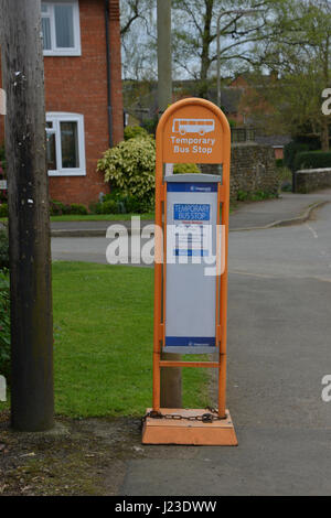 Temporäre Bushaltestelle auf The Bourne, Hook Norton Satz oben während Straßen Werke vorhanden sind Stockfoto