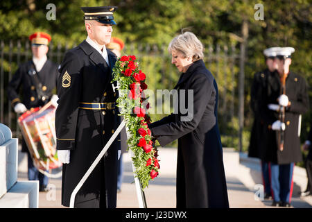 Alte Garde Soldaten stehen wie Großbritannien Premierminister Theresa einen Kranz an der Arlington National Cemetery Grab des unbekannten Soldaten 27. Januar 2017 in Arlington, Virginia platzieren kann.    (Foto von Rachel Larue EURO1 Armee über Planetpix) Stockfoto