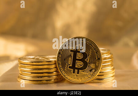 Bitcoin auf goldenem Hintergrund zur Veranschaulichung von Blockchain und Cyber-Währung Stockfoto