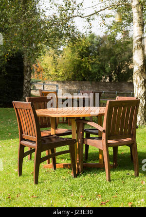 Gartenmöbel - Tische und Stühle Stockfoto