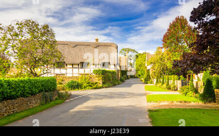 Stanton Dorf mit strohgedeckten Hütten entlang der Landstraße in einem kleinen englischen Dorf, Cotswolds, England, Großbritannien Stockfoto