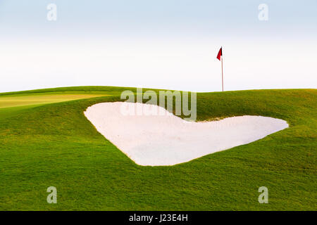 Herzförmige Sandfang Golf Bunker auf einem Golfplatz Stockfoto