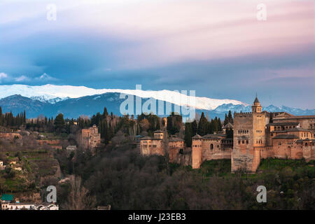 Klassische Ansicht der Alhambra aus La Mezquita Mayor de Granada (große Moschee von Granada), El Albaicín, Granada Stockfoto