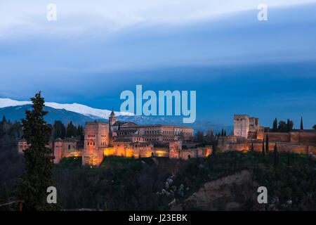 Klassische Ansicht der Alhambra von Granada, Mirador de San Nicolás, El Albaicín am Abend Stockfoto