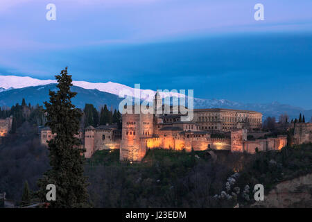 Klassische Ansicht der Alhambra von Granada, Mirador de San Nicolás, El Albaicín am Abend Stockfoto