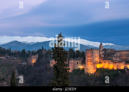Klassische Ansicht der Alhambra von Granada, Mirador de San Nicolás, El Albaicín am Abend Stockfoto