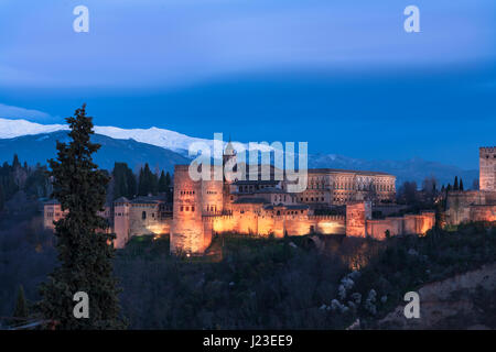 Klassische Ansicht der Alhambra von Granada, Mirador de San Nicolás, El Albaicín am Abend Stockfoto
