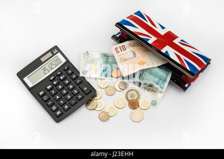 Britisches Geld aus einem Union Jack gestylt Geldbörse mit Taschenrechner Stockfoto
