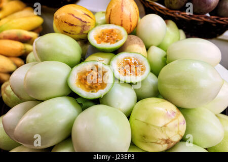 Exotische Früchte-Markt Stockfoto