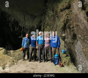 SON DOONG, VIETNAM: Eye-opening Bilder zeigen Touristen Wagen und camping in der weltweit größten Höhle entstanden.     Die tolle Bilder zeigen Menschen pitching Zelte Zelten die Nacht innerhalb der zwei-und-ein-halb-Meile lange hängen Son Doong, zentralen Vietnam und sah aus wie Matchstick Zeichen beim Eintritt in die Höhle Mund - wo drin ist 800 Fuß hoch.     Andere Bilder zeigen einen Fluss fließt in die Höhle und Touristen Wandern entlang des Flusses.     Die beeindruckenden Fotografien wurden entnommen Woodstock, Illinois, USA am Son Doong, Vietnam von pensionierter Bauingenieur Douglas Knuth (65) Stockfoto