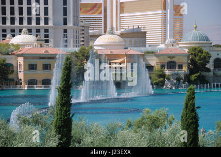 Die Bellagio Fontänen und Ceasars Palace auf dem Strip, Las Vegas, Nevada, USA Stockfoto