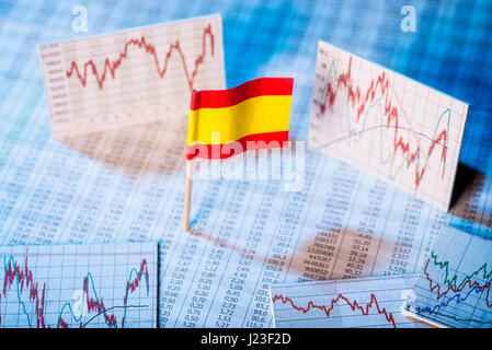 Spanische Flagge mit Tarifpreistabellen und Diagramme für die wirtschaftliche Entwicklung. Stockfoto