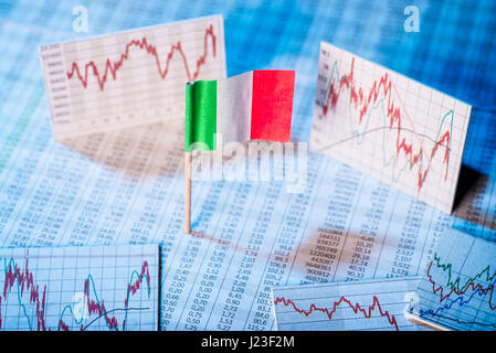 Italienische Flagge mit Tarifpreistabellen und Diagramme für die wirtschaftliche Entwicklung. Stockfoto