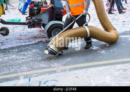 Straße-Reiniger mit Industriestaubsauger. Kommunale Reinigungs-Service, saubere Straßen. Stockfoto