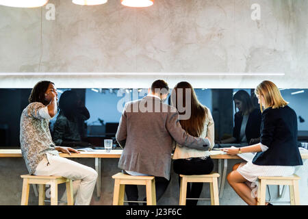 Gruppe von Menschen, die eine Pause von der Arbeit in der cafeteria Stockfoto
