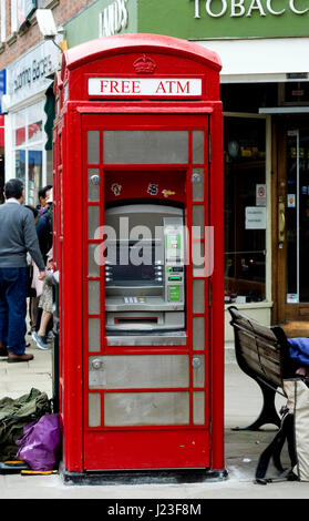 Kostenlose ATM umgebauten Telefonzelle, London, UK Stockfoto
