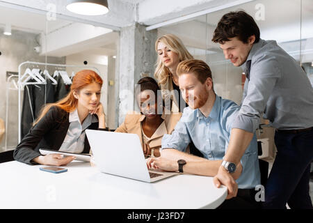 Erfahrene Designer und Geschäftsleute in ordentlich modernen Büro Stockfoto