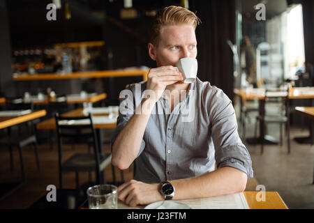 Geschäftsmann Kaffeegenuss in Pause Stockfoto