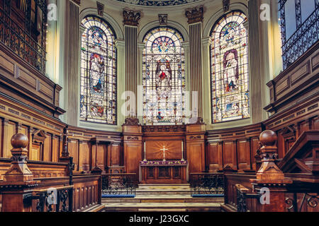 Kirche St. Annes in Manchester, UK. Blick auf die schönen Mosaik-Fenster Stockfoto