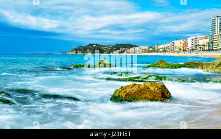 einen Blick auf die Strandpromenade von Lloret de Mar und der Hauptstrand von diesem beliebten Ferienanlage an der Costa Brava, Katalonien, Spanien Stockfoto