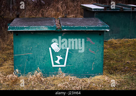 Nahaufnahme von zwei Mülltonnen in einem Campingplatz. Stockfoto