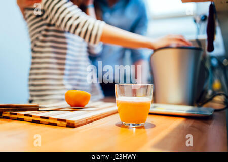 Hausgemachte Orangensaft aus frischen Bio-Orangen Stockfoto