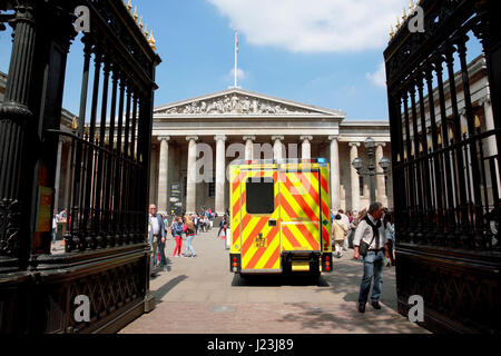 Ein NHS Krankenwagen Ankunft am British Museum in London Stockfoto