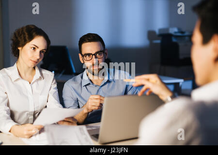 Architektengruppe, ihre Arbeit zu organisieren oder Ideen zu diskutieren Stockfoto