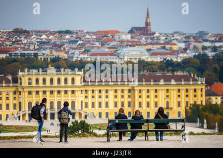 Wien, 14. Oktober 2016: Touristen in Schloss Schönbrunn in Wien, Österreich Stockfoto