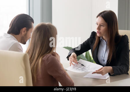 Kaufen Haus Neukonzeption, Immobilienmakler Beratung junger cou Stockfoto