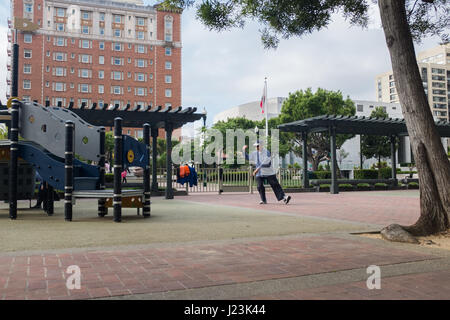 Mann tut Tai Chi in Huntington Park, San Francisco, Kalifornien Stockfoto