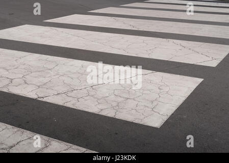 Muster von dem alten Zebrastreifen auf der Straße. Stockfoto