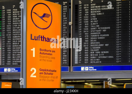 Lufthansa-Werbung vor der Abreise Zeit Tisch am Frankfurter Flughafen Stockfoto