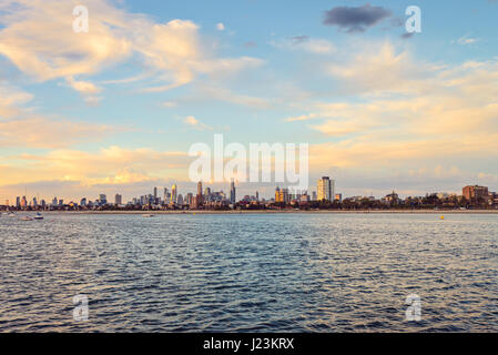 Skyline von Melbourne gesehen von St. Kilda beach Stockfoto