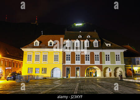 BRASOV, Rumänien - Juli 19: Nachtansicht der Rathausplatz am 15. Juli 2014 in Brasov, Rumänien. Brasov ist bekannt für seine Altstadt, die eine große Tour ist Stockfoto