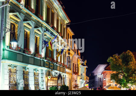 SIGHISOARA, Rumänien - 7. Juli 2015: Nachtansicht der historischen Stadt Sighisoara/Schäßburg. Stadt, in der Vlad Tepes Dracula geboren wurde Stockfoto