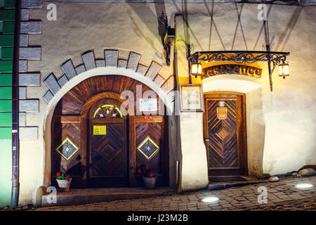 SIGHISOARA, Rumänien - 7. Juli 2015: Nachtansicht der historischen Stadt Sighisoara/Schäßburg. Stadt, in der Vlad Tepes Dracula geboren wurde Stockfoto
