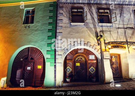 SIGHISOARA, Rumänien - 7. Juli 2015: Nachtansicht der historischen Stadt Sighisoara/Schäßburg. Stadt, in der Vlad Tepes Dracula geboren wurde Stockfoto