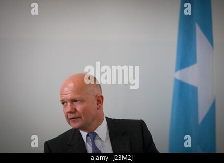 Britische Außenminister William Hague spricht während eines Treffens in der somalischen African Union Mission zentrale 25. April 2013 in Mogadischu, Somalia.   (Foto: Stuart Price /AU-UN über Planetpix) Stockfoto