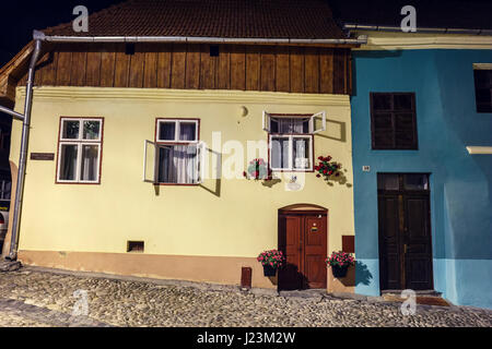 SIGHISOARA, Rumänien - 7. Juli 2015: Nachtansicht der historischen Stadt Sighisoara/Schäßburg. Stadt, in der Vlad Tepes Dracula geboren wurde Stockfoto