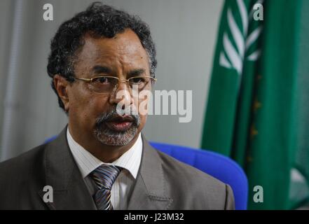 Somalisch Sonderbeauftragten des Vorsitzenden der Afrikanischen Union Kommission Mahamet Saleh Annadif spricht während einer Pressekonferenz 24. April 2013 in Mogadischu, Somalia.   (Foto: Stuart Price /AU-UN über Planetpix) Stockfoto